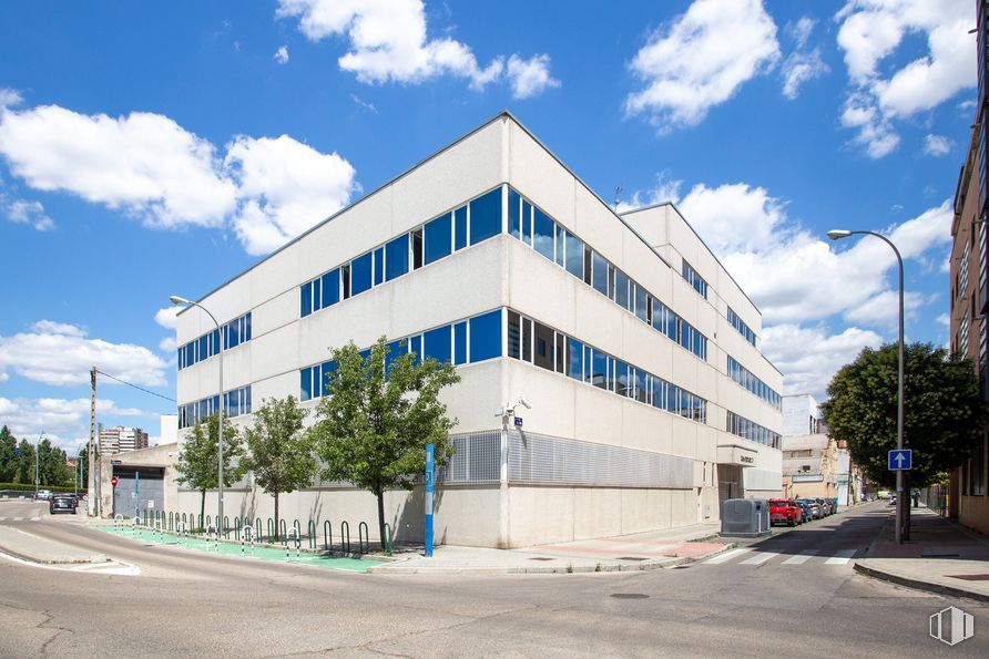 Office for rent at Calle Nestares, 20, Arganzuela, Madrid, 28045 with building, street light, cloud, sky, plant, tree, window, urban design, house and neighbourhood around