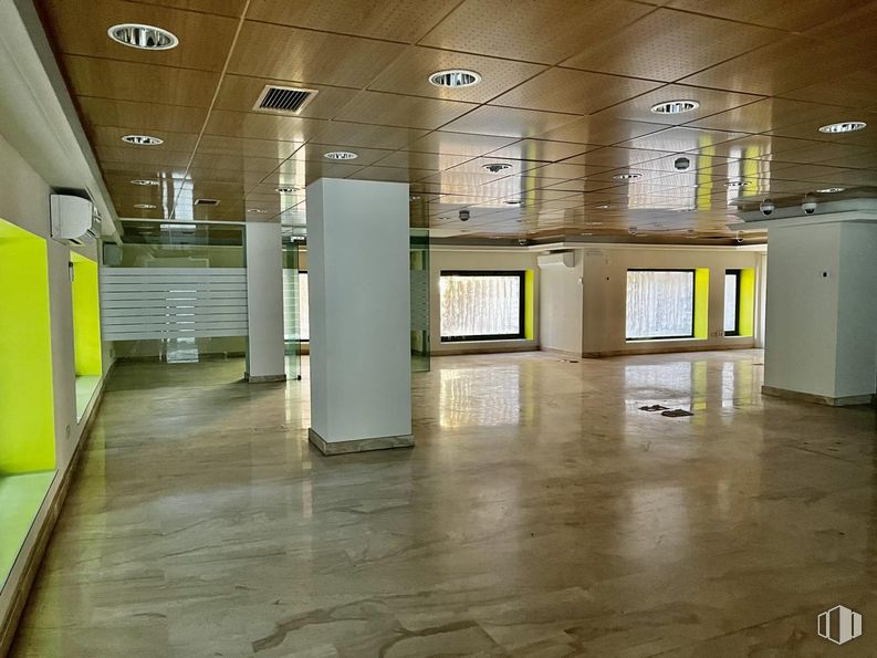 Retail for rent at Calle Arevalo, Ávila, 05001 with fixture, hall, floor, flooring, building, ceiling, glass, tile flooring, space and event around