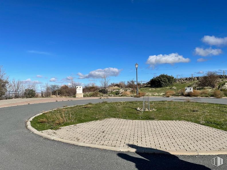 Suelo en venta en Calle Molinillo, s/n, Otero de Herreros, Segovia, 40422 con nube, cielo, planta, superficie de la carretera, árbol, asfalto, lote de terreno, luz de la calle, hierba y cúmulo alrededor