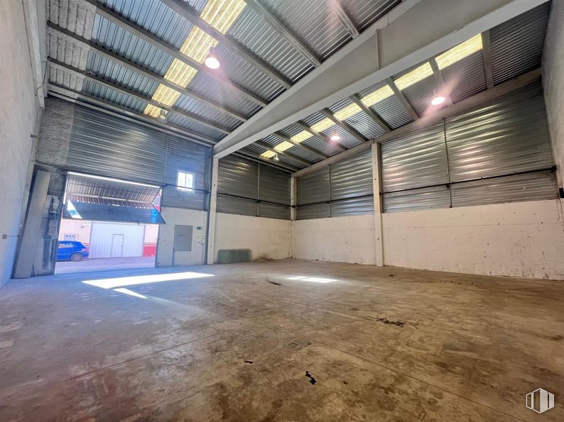 Industrial for rent at Calle Francisco de Medina y Mendoza, Cabanillas del Campo, Guadalajara, 19171 with floor, flooring, ceiling, composite material, concrete, metal, building material, hall, daylighting and garage around