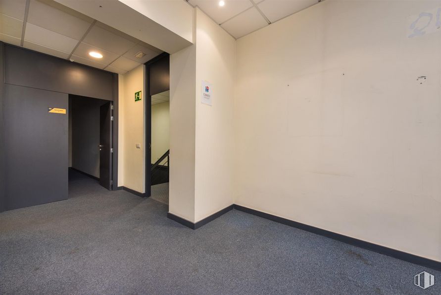 Oficina en venta en Calle Almazara, Tres Cantos, Madrid, 28760 con edificio, suelo, suelos, pared, hall, accesorio, puerta, techo, espacio y vidrio alrededor