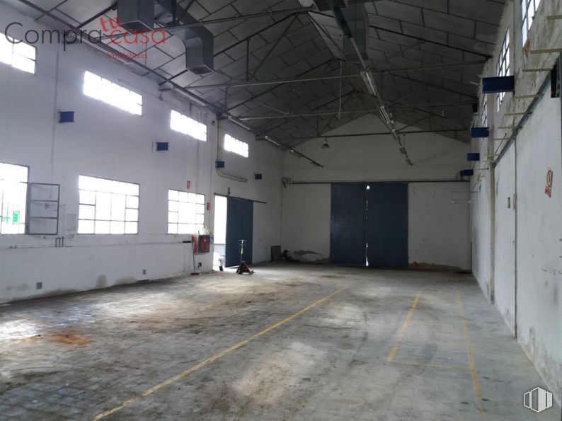 Industrial for sale at Polígono Industrial El Cerro, Segovia, 40006 with window, door, floor, wood, gas, ceiling, concrete, hall, fixture and composite material around