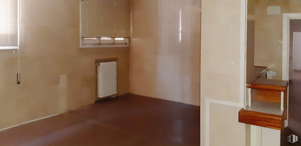 Retail for rent at Calle Perucho, Segovia, 40005 with window blind, furniture, property, wood, fixture, flooring, floor, wood stain, hall and paint around