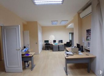 Office for rent at Zona Tetuán, Tetuán, Madrid, 28020 with door, desk, table, furniture, flooring, interior design, floor, ceiling, office chair and chair around