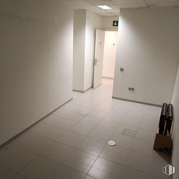 Retail for rent at Zona céntrica, Móstoles, Madrid, 28931 with door, fixture, interior design, flooring, floor, tile flooring, wood, composite material, space and ceiling around