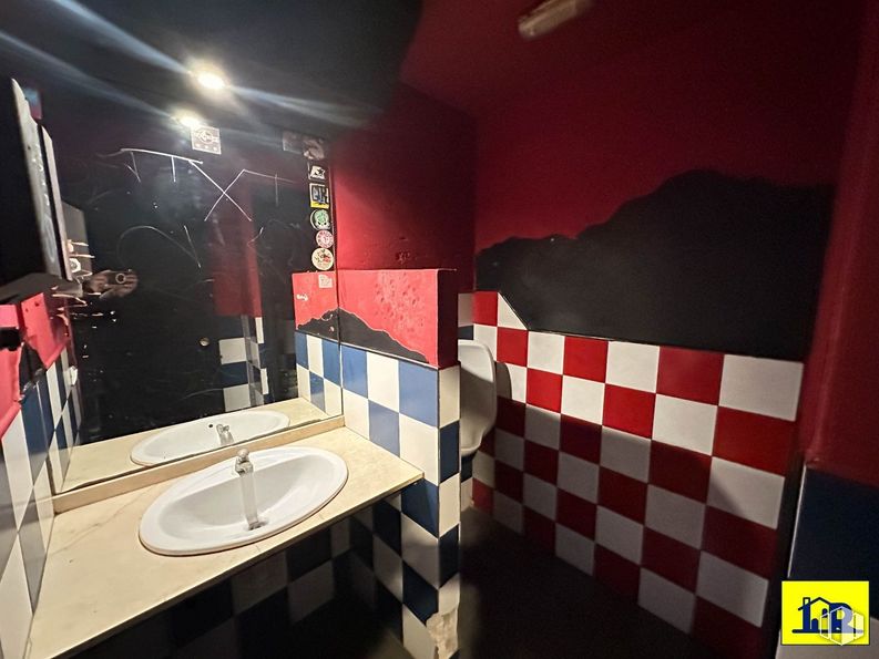 Local en alquiler en Centro urbano, Cuenca, 16004 con fregadero, espejo, accesorios de fontanería, grifo, lavabo, cuarto de baño, interiorismo, suelo, edificio y pared alrededor