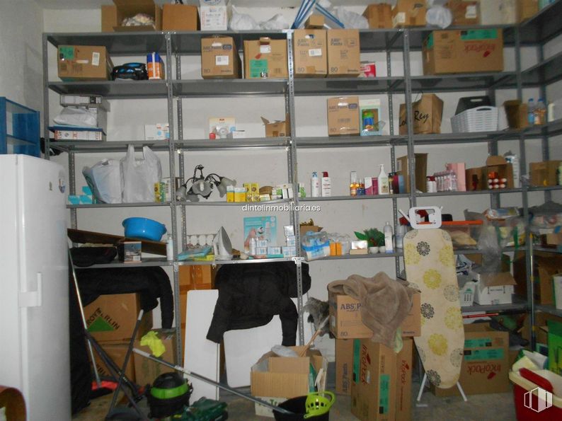 Retail for rent at Zona Sur, Ávila, 05003 with shelf, shelving, furniture, plastic, shipping box, retail, box, cardboard packaging, packaging and labeling and plywood around