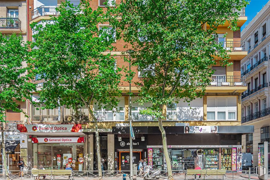 Local en venta en Zona Bravo Murillo, Tetuán, Madrid, 28020 con edificio, ventana, accesorio, diseño urbano, árbol, planta, fachada, ciudad, área metropolitana y metrópolis alrededor