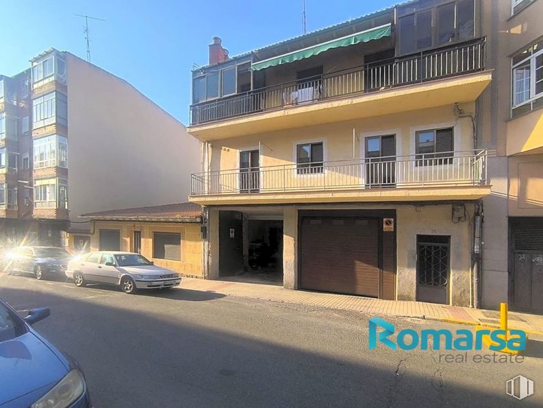 Retail for sale at Calle Don Rufino Martín, Ávila, 05002 with car, automotive parking light, building, sky, window, vehicle, urban design, condominium, neighbourhood and residential area around