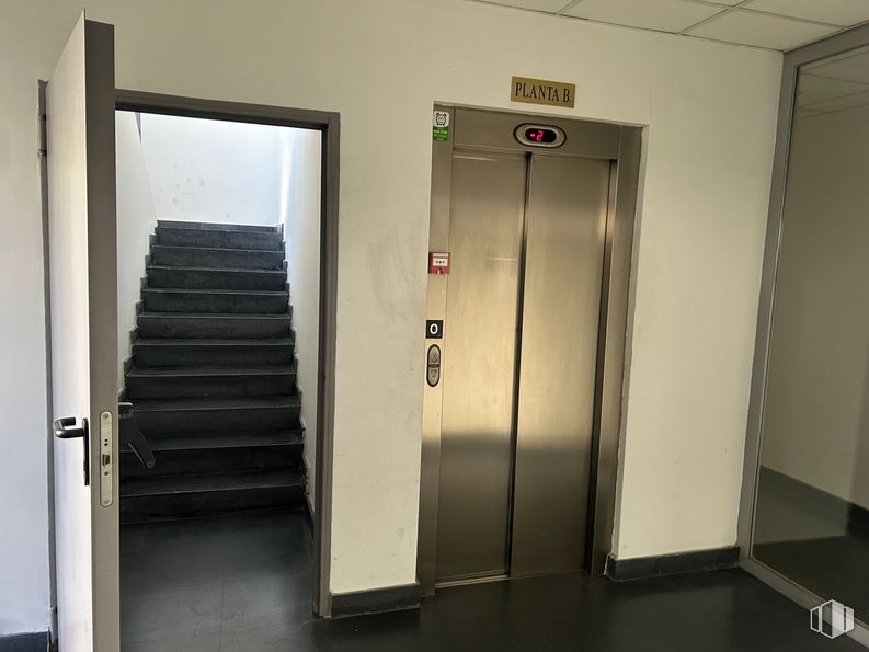 Oficina en venta en Calle San Rafael, Alcobendas, Madrid, 28108 con puerta, accesorio, asa, edificio, suelos, gas, escaleras, exterior del automóvil, rectángulo y vidrio alrededor