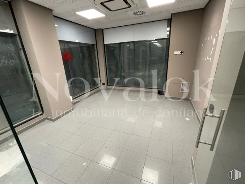 Local en alquiler en Zona Centro, Móstoles, Madrid, 28938 con suelo de baldosas, accesorio, suelo, interiorismo, piso, pasillo, edificio, material compuesto, techo y vidrio alrededor