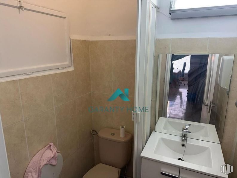 Local en venta en Zona Renfe, Getafe, Madrid, 28903 con inodoro, fregadero, espejo, accesorios de fontanería, grifo, lavabo, cuarto de baño, morado, edificio y interiorismo alrededor