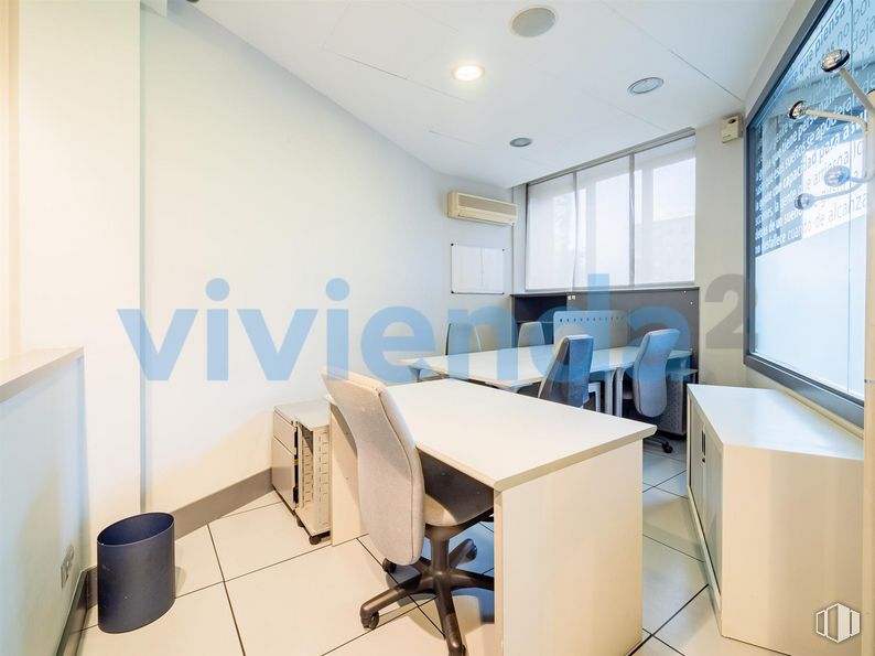 Local en alquiler y venta en Calle Bravo Murillo, Chamberí, Madrid, 28003 con silla, mesa, mueble, propiedad, edificio, silla de oficina, interiorismo, suelos, suelo y escritorio alrededor