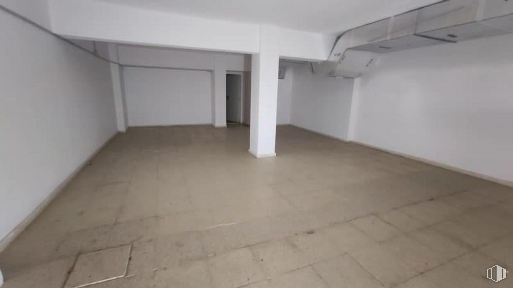 Retail for sale & for rent at Zona Comillas, Carabanchel, Madrid, 28019 with flooring, fixture, floor, wood, tile flooring, composite material, hardwood, ceiling, building material and concrete around