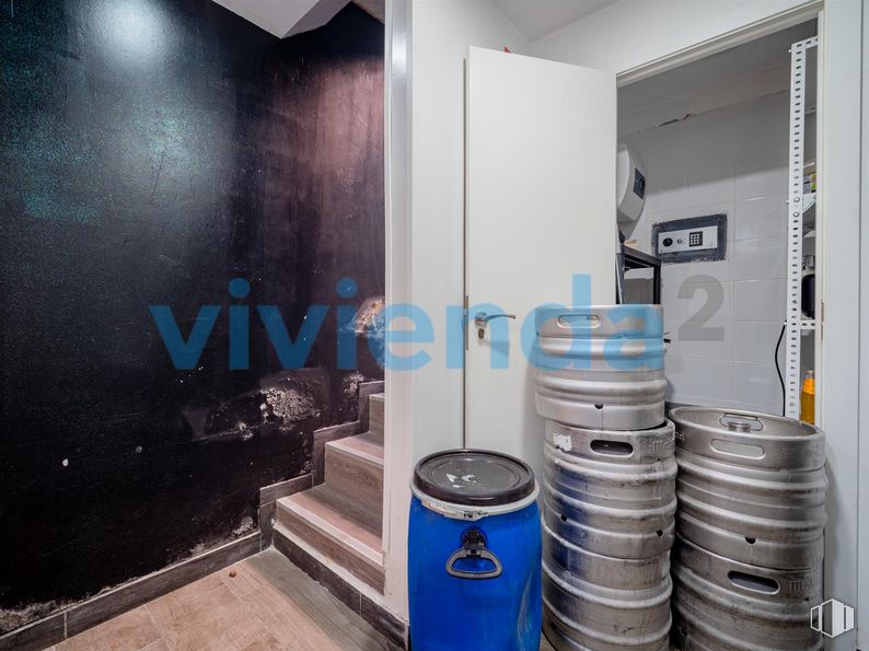 Local en venta en Calle Calatrava, Centro, Madrid, 28005 con neumático de automoción, agua, suelo, gas, cilindro, máquina, suelos, azul eléctrico, metal y material compuesto alrededor