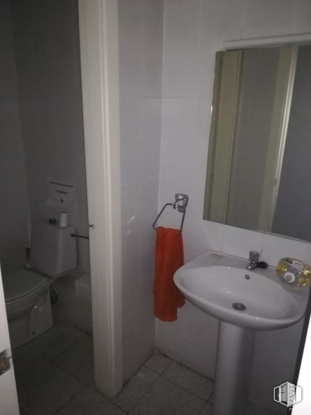 Local en venta en Plaza Salvador, 8, Leganés, Madrid, 28911 con fregadero, inodoro, espejo, grifo, lavabo de baño, accesorio de fontanería, edificio, baño, fluido y morado alrededor