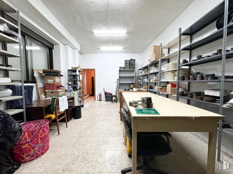 Local en venta en Calle Pedro Rogel, 4, Tetuán, Madrid, 28039 con escritorio, mesa, propiedad, estante, estantería, publicación, edificio, estantería, silla y interiorismo alrededor