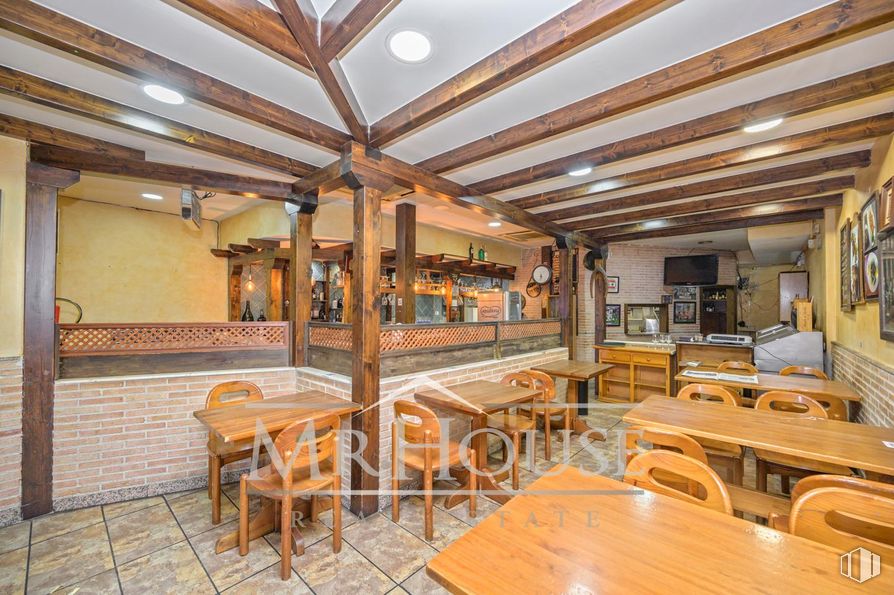 Retail for sale at Calle Dos Amigos, Parla, Madrid, 28980 with chair, table, table top, wood, flooring, interior design, furniture, floor, restaurant and ceiling around