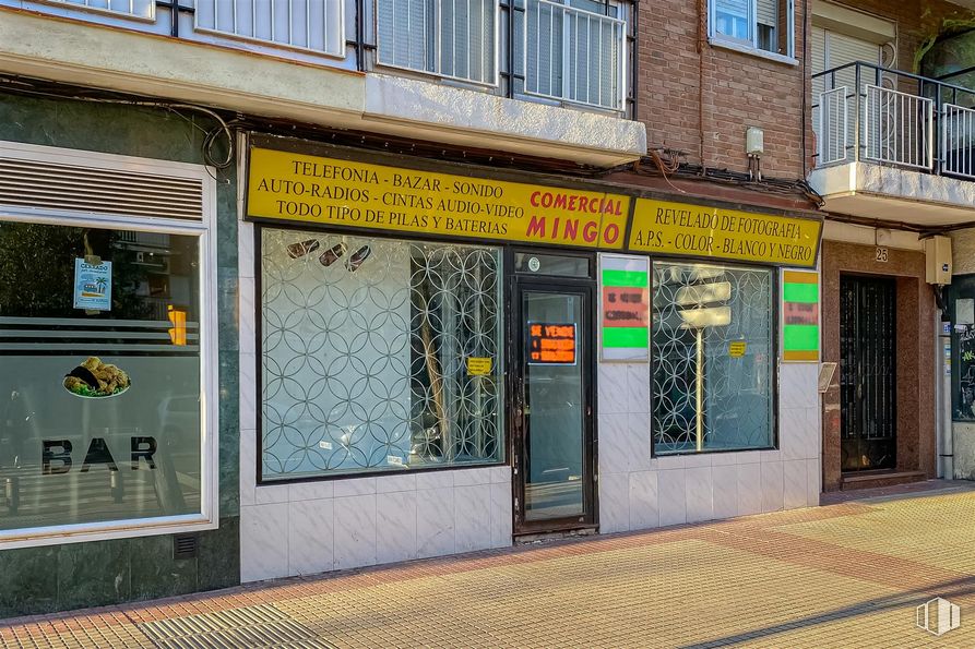 Retail for sale at Avenida Doctor Mendiguchía Carric, 25, Leganés, Madrid, 28913 with door, window, building, fixture, facade, font, house, tints and shades, city and signage around