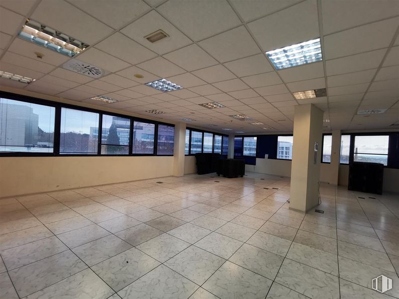 Oficina en alquiler en Calle Cronos, San Blas - Canillejas, Madrid, 28037 con alumbrado, lámpara, ventana, edificio, accesorio, hall, suelo, suelos, vidrio y techo alrededor