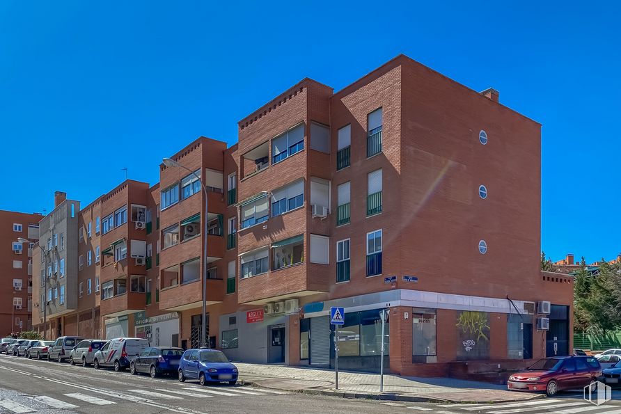 Retail for sale & for rent at Calle Aldonza Lorenzo, 7, Fuencarral - El Pardo, Madrid, 28034 with car, building, wheel, sky, daytime, window, tire, vehicle, blue and urban design around