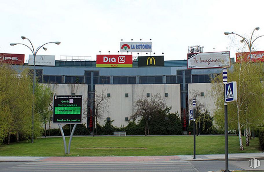 Retail for sale & for rent at Centro Comercial La Rotonda, Plaza Toro, 1, Tres Cantos, Madrid, 28760 with building, street light, sky, plant, tree, window, line, road, gas and city around