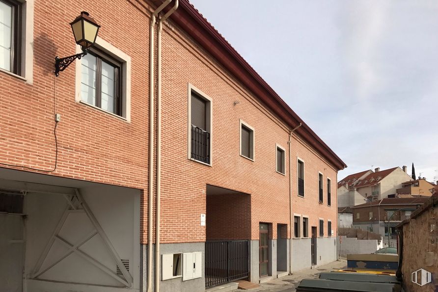 Retail for sale at Calle Mayor, 31, Los Santos de la Humosa, Madrid, 28817 with window, sky, building, cloud, wood, brick, fixture, brickwork, road surface and shade around