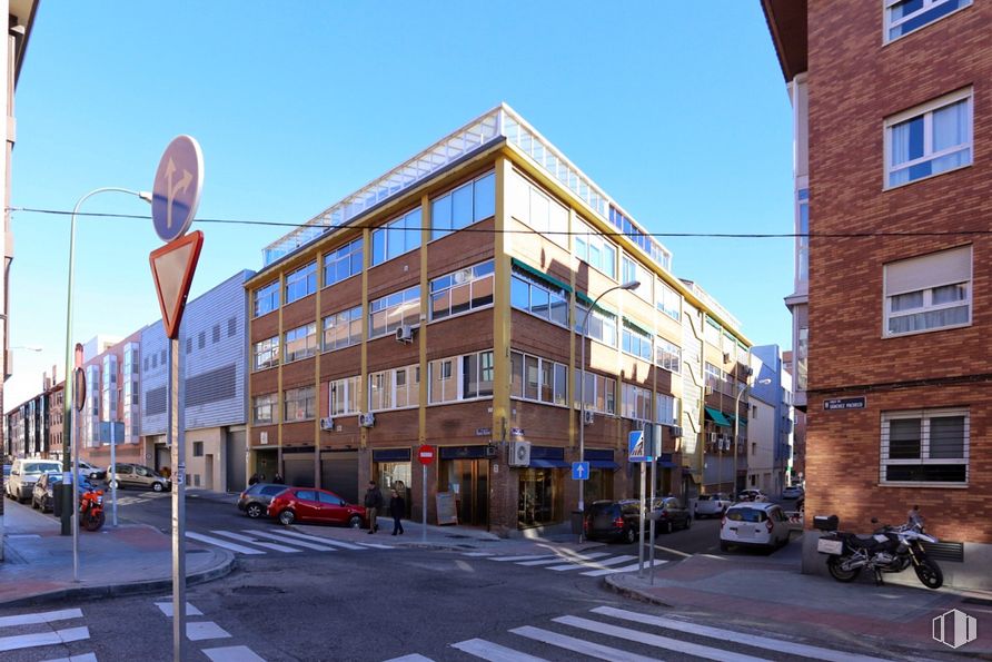 Oficina en alquiler en Calle Saturnino Calleja, 6, Chamartín, Madrid, 28002 con ventana, edificio, motocicleta, rueda, cielo, durante el día, infraestructura, neumático, coche y vehículo alrededor