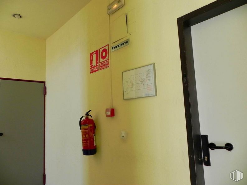 Oficina en venta en Edificio Auge III, Calle María Tubau, 4, Fuencarral - El Pardo, Madrid, 28050 con productos envasados, extintor de incendios, edificio, gas, madera, tipografía, evento, bomba de gas, habitación, pintura y mediante alrededor