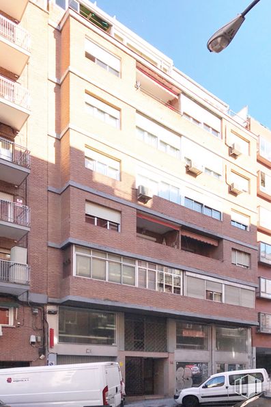 Local en alquiler y venta en Calle Moreno Nieto, Arganzuela, Madrid, 28005 con ventana, camioneta, alumbrado, edificio, vehículo terrestre, cielo, propiedad, coche, rueda y vehículo alrededor