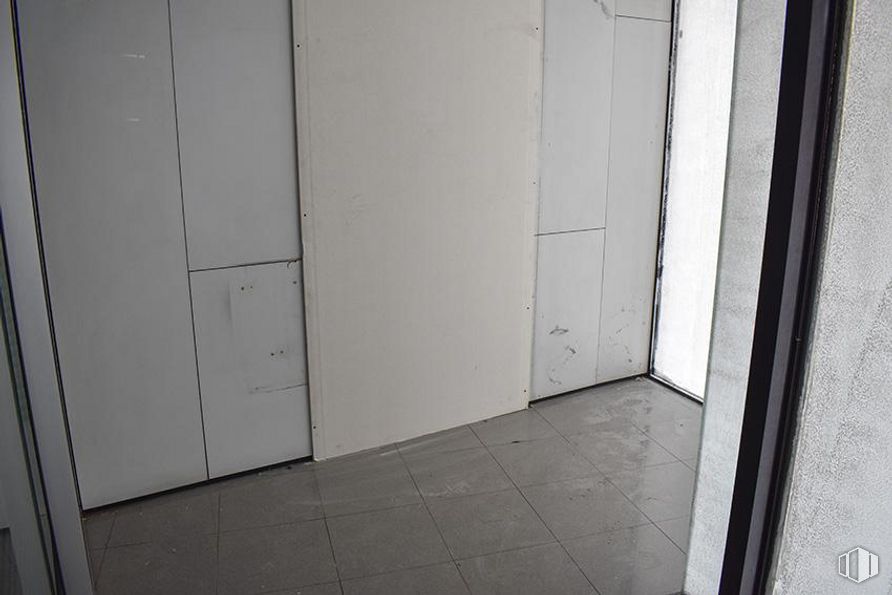 Retail for sale & for rent at Calle Nuestra Señora de Sonsoles, Ávila, 05003 with wood, flooring, fixture, floor, rectangle, glass, hardwood, ceiling, door and tints and shades around