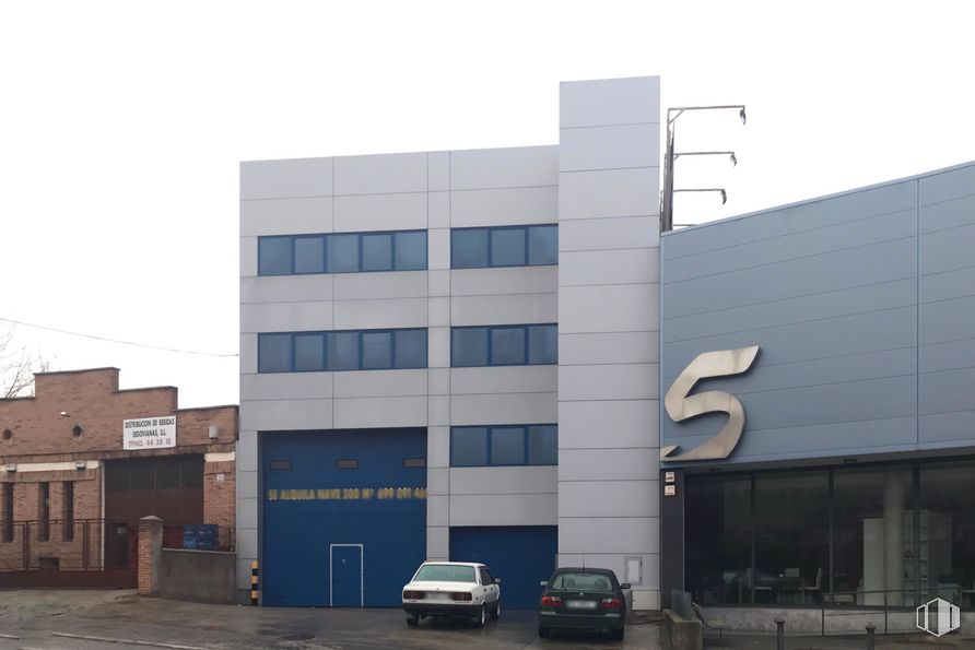 Nave en alquiler y venta en Polígono Industrial El Cerro, Segovia, 40006 con coche, edificio, cielo, ventana, luz de la calle, diseño urbano, vehículo, edificio comercial, fachada y rueda alrededor