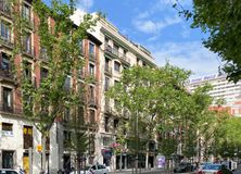 Local en venta en Zona Princesa, Moncloa - Aravaca, Madrid, 28008 con coche, edificio, cielo, ventana, infraestructura, vehículo, nube, vía pública, superficie de la carretera y barrio alrededor