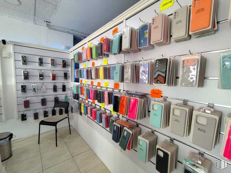 Local en alquiler en Calle Huerta, Alcorcón, Madrid, 28921 con silla, bolsa, equipaje y bolsos, mueble, diseño automovilístico, gafas, estantería, edificio, arte y suelos alrededor