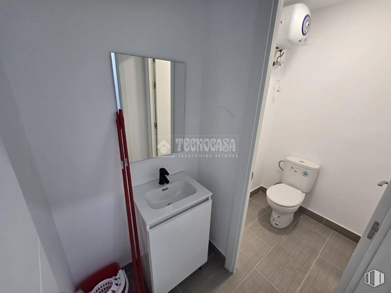 Industrial for sale at Calle San Fortunato, Usera, Madrid, 28041 with toilet, bathroom cabinet, sink, cabinetry, mirror, plumbing fixture, tap, bathroom sink, toilet seat and bathroom around