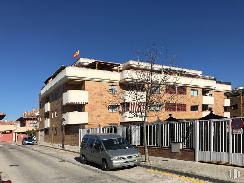 Retail for rent at Calle Fermín Cacho, 2, Brunete, Madrid, 28690 with van, building, sky, automotive parking light, car, tire, wheel, property, window and vehicle around