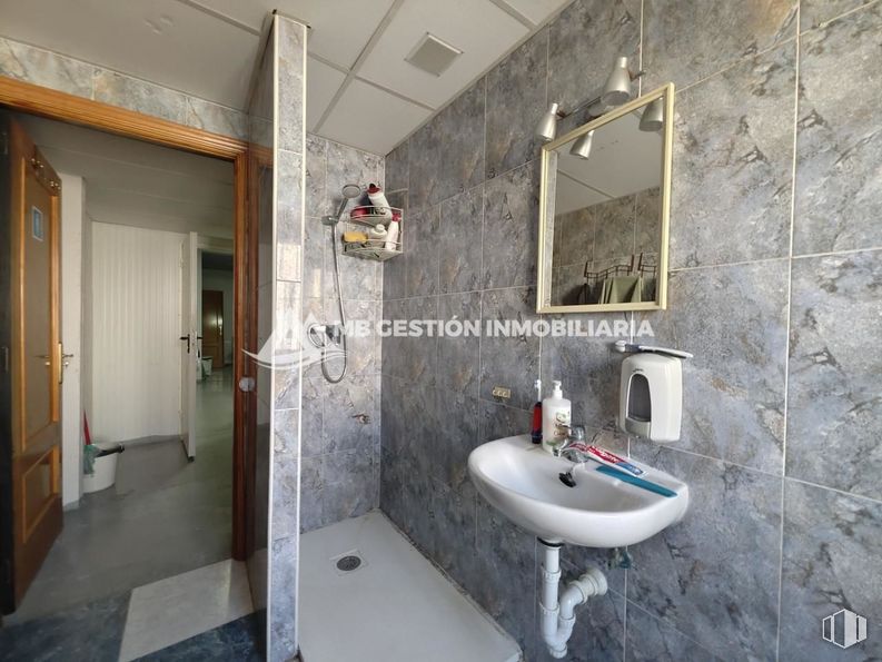 Industrial for sale at Polígono Industrial Villa Azaña, Numancia de la Sagra, Toledo, 45230 with sink, mirror, tap, plumbing fixture, property, bathroom sink, bathroom, building, interior design and purple around