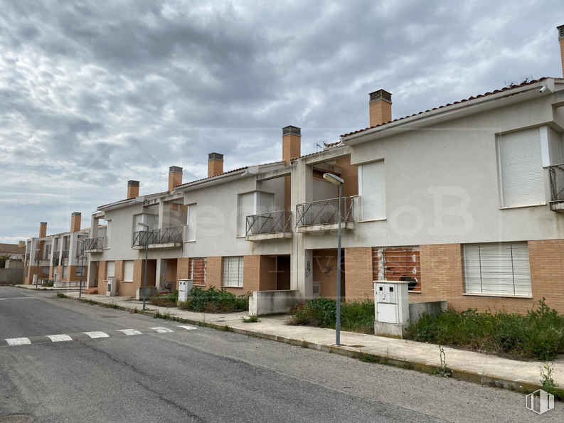 Land for sale at Casco urbano, Mascaraque, Toledo, 45430 with window, house, building, cloud, plant, sky, urban design, road surface, door and residential area around