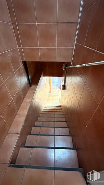 Retail for rent at Calle General Álvarez de Castro, 37, Chamberí, Madrid, 28010 with wood, stairs, flooring, floor, symmetry, building, tints and shades, rectangle, ceiling and parallel around