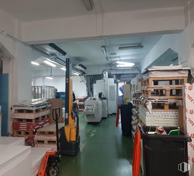 Oficina en venta en Zona San Blas, San Blas - Canillejas, Madrid, 28037 con equipaje y bolsos, envase, estante, publicación, archivar, venta minorista, estantería, pavimentos, diseño automotriz y edificio alrededor