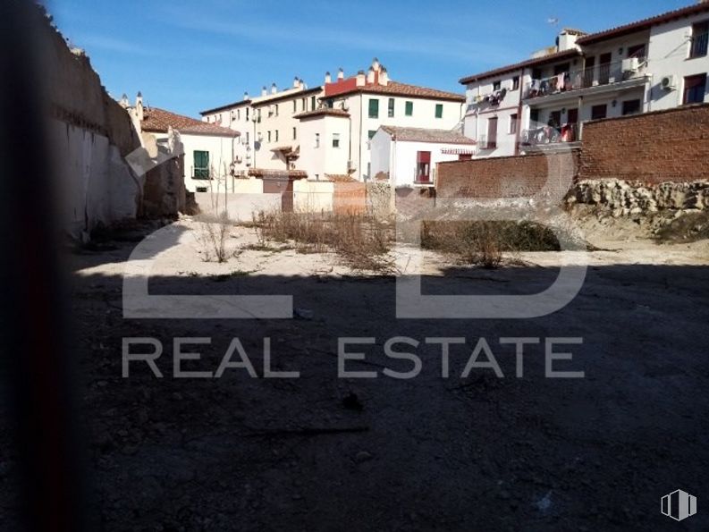 Land for sale at Calle Gabriel y Rufián, 21, Chinchón, Madrid, 28370 with house, sky, building, window, plant, land lot, asphalt, road surface, urban design and tints and shades around