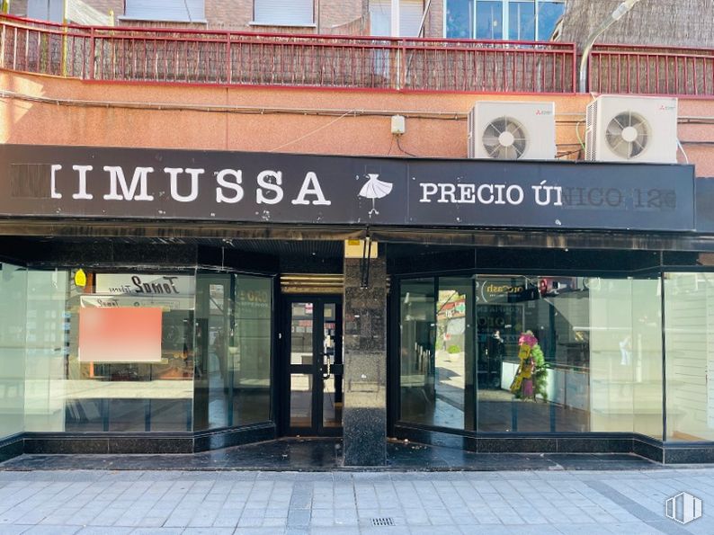 Local en alquiler en Pasaje Colón, Valdemoro, Madrid, 28341 con material compuesto, puerta, edificio comercial, logotipo, venta al por menor y escaparate alrededor