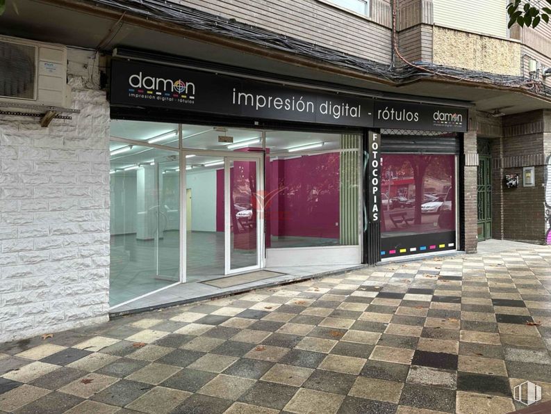 Retail for sale at Zona centro, Cuenca, 16004 with composite material, glass, commercial building, transparency, advertising, aluminium and cleanliness around