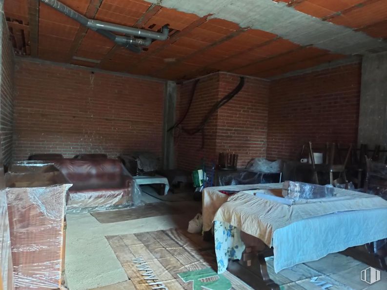 Retail for sale at Avenida Patrimonio de la Humanidad, Ávila, 05004 with bed, couch, property, building, wood, interior design, comfort, pillow, shade and floor around