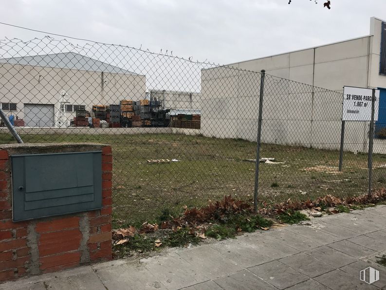 Suelo en venta en Calle Carpinteros, Boadilla del Monte, Madrid, 28660 con edificio, planta, cielo, nube, propiedad, superficie de la carretera, terreno, albañilería, asfalto y valla alrededor