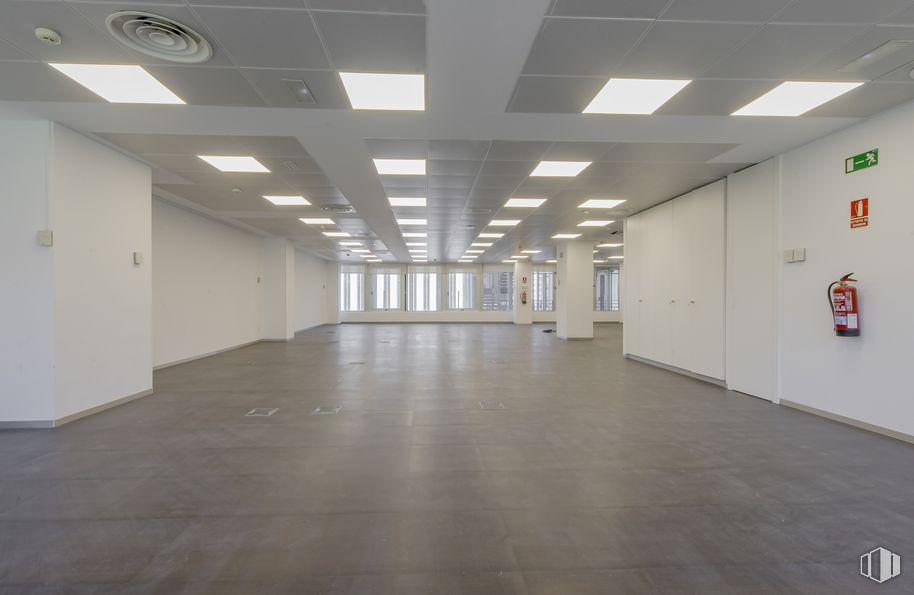 Oficina en alquiler en Paseo Castellana, 91, Tetuán, Madrid, 28046 con lámpara, accesorio, hall, suelos, suelo, edificio, techo, vidrio, madera y espacio alrededor