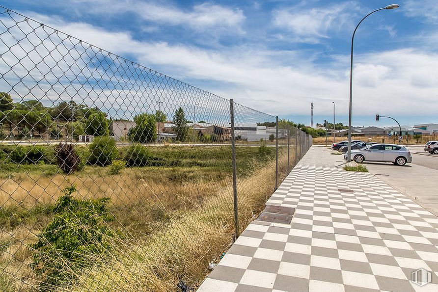 Land for sale at Calle María Luisa Menéndez Calleja, Cuenca, 16003 with car, cloud, sky, daytime, plant, street light, wheel, infrastructure, architecture and asphalt around