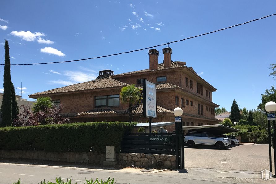 Oficina en alquiler en Calle Gobelas, 13, Moncloa - Aravaca, Madrid, 28023 con coche, ventana, casa, cielo, vehículo terrestre, nube, propiedad, planta, edificio, rueda y neumático alrededor