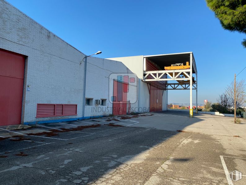 Nave en alquiler y venta en Zona Industrial Arganda, Arganda del Rey, Madrid, 28500 con luz de la calle, edificio, cielo, día, propiedad, planta, superficie de carretera, asfalto, árbol y arquitectura alrededor