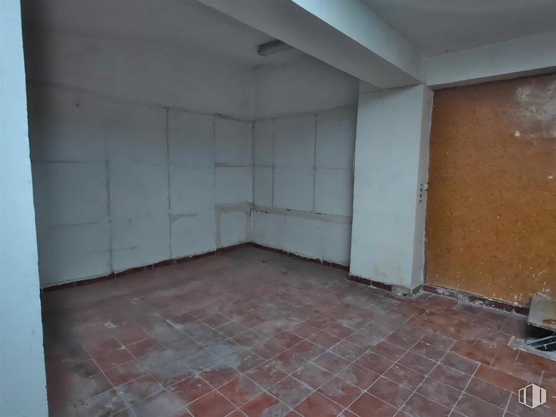 Retail for sale at Calle Cavanilles, Retiro, Madrid, 28007 with wood, fixture, floor, flooring, wall, composite material, ceiling, concrete, hardwood and building material around